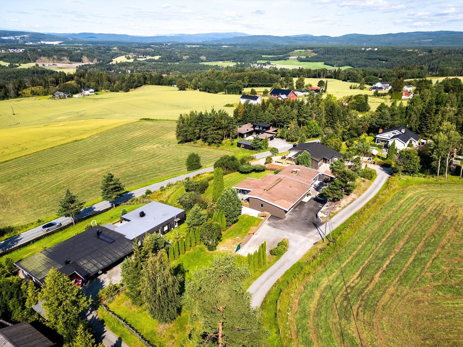 Tomten ligger i bakkant av huset til venstre i bildet. Galleribilde