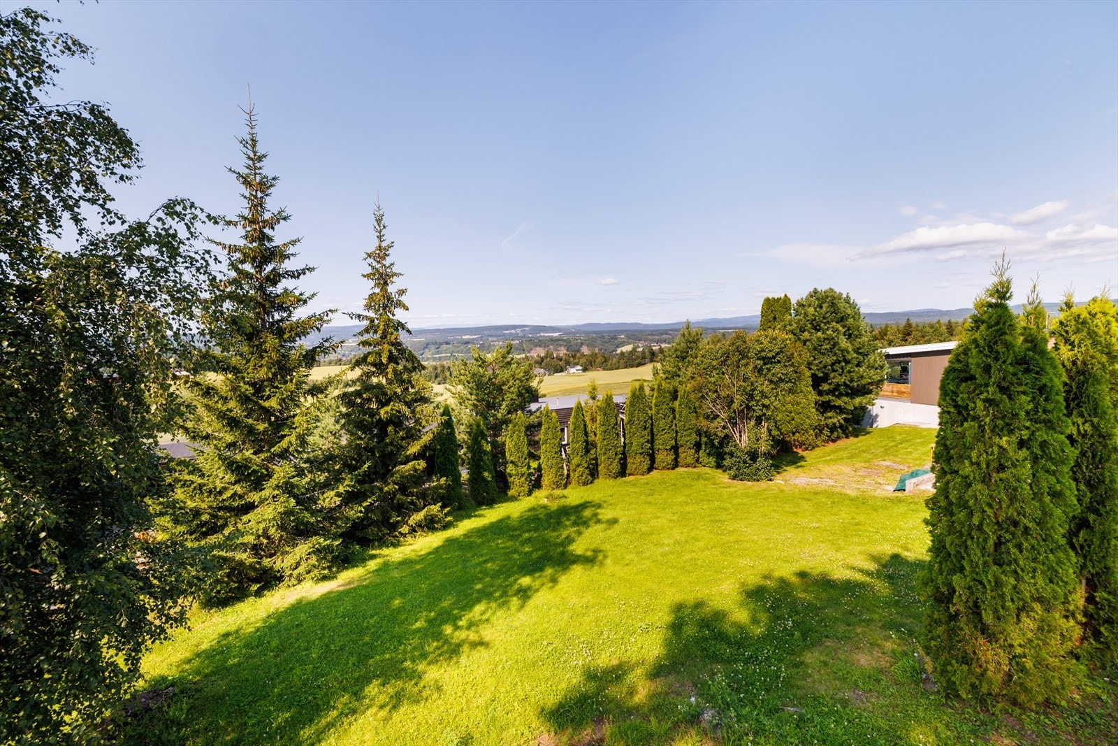 Til venstre for boligen ligger det en frittliggende tomt som kan medfølget salget etter nærmere avtale med selger. Oppgjøret for denne gjøres i eget oppdrag. Galleribilde