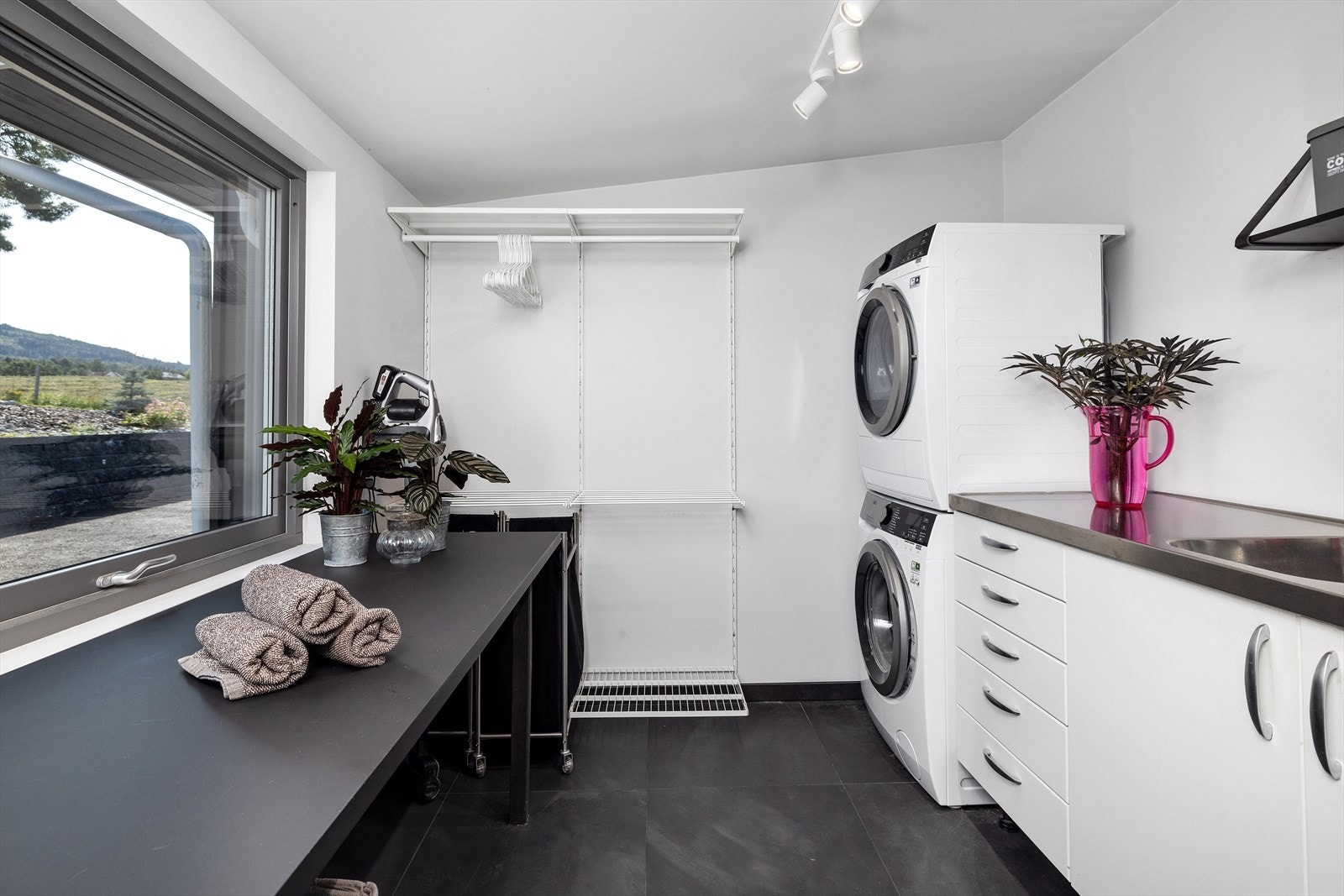 Praktisk vaskerom med flislagt gulv. Galleribilde