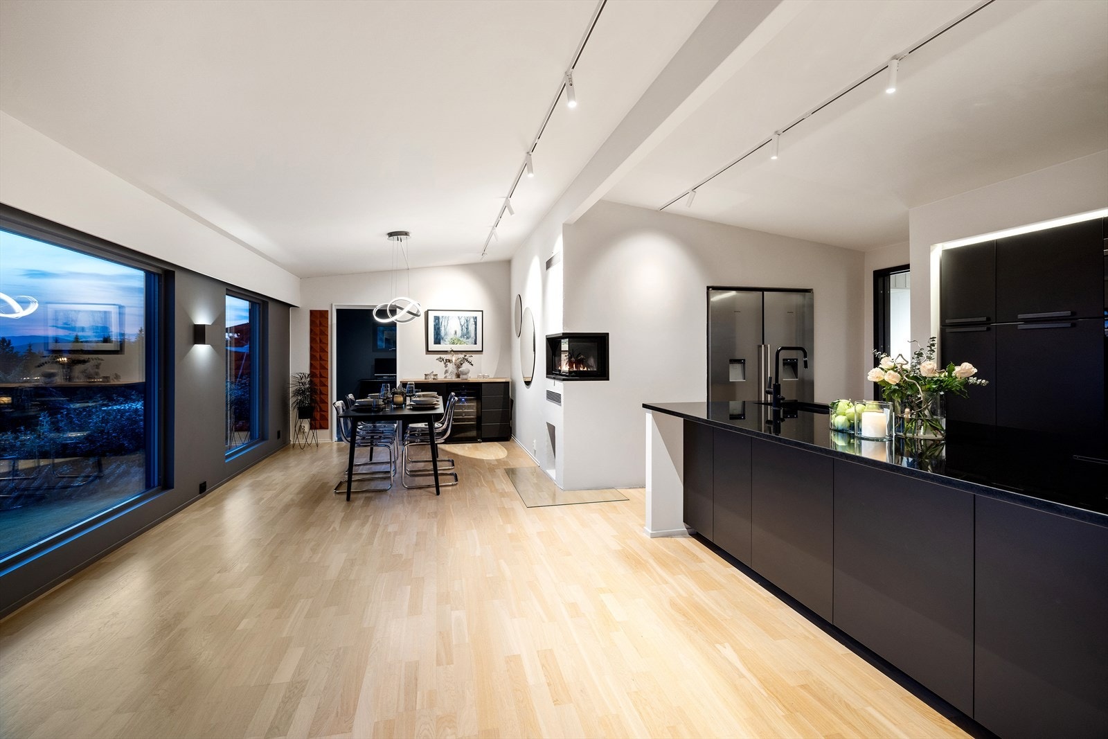 De store vinduene skaper virkelig en god romfølelse. Galleribilde