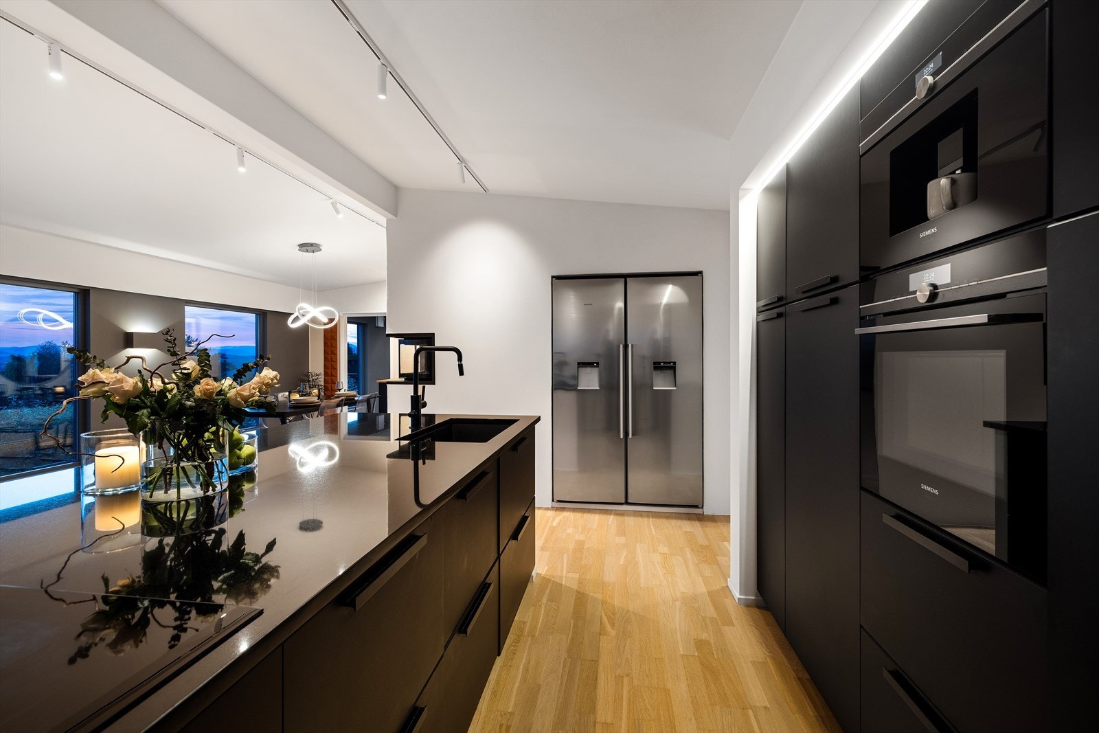 Alle hvitevarer på kjøkkenet medfølger salget. Galleribilde