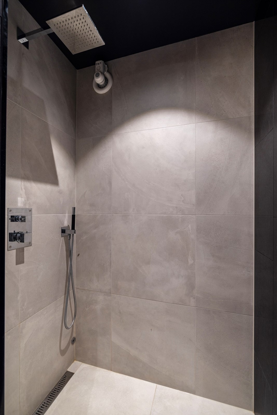 Det er praktisk med tilgang til dusj i tilknytting til badstuen. Galleribilde