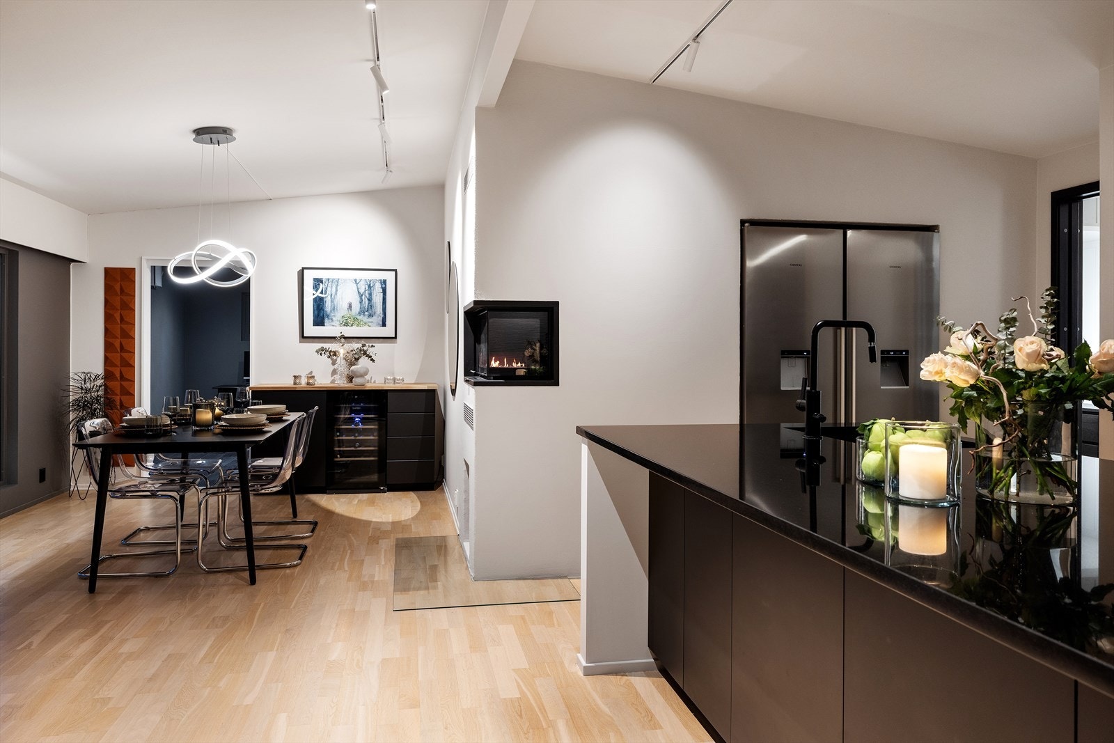 På kjøkkenet er det montert et hyggelig ildsted til den kalde årstiden. Galleribilde