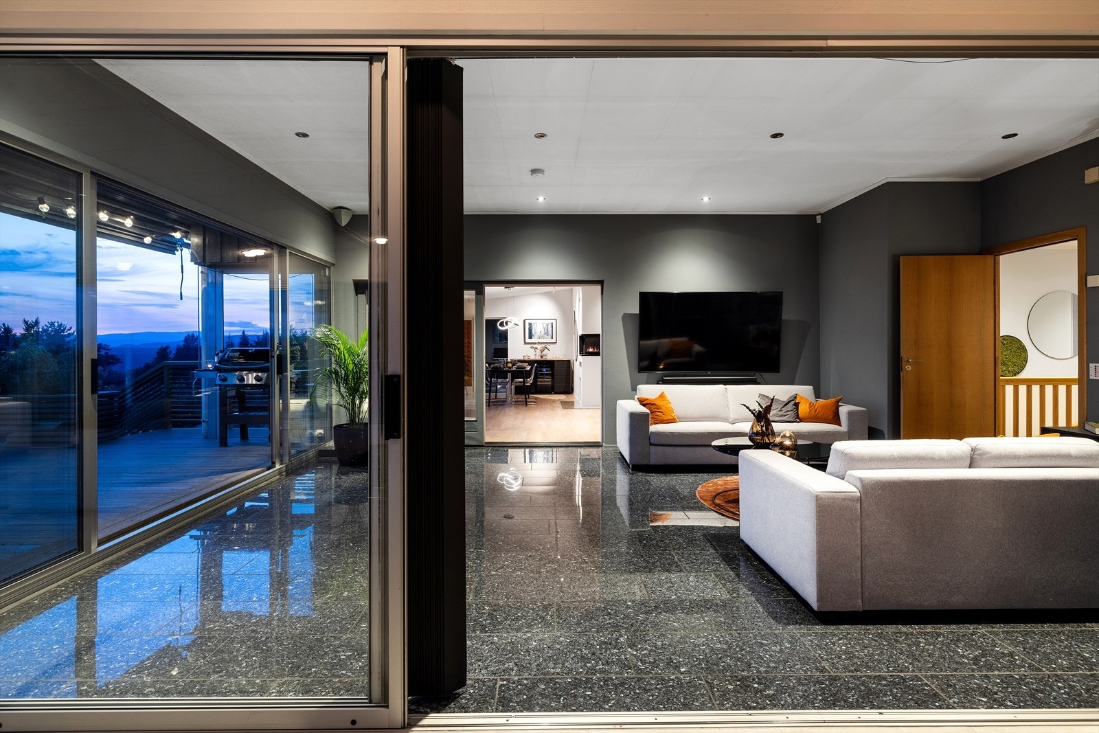 Fra stuen ledes man også inn på kjøkkenet. Galleribilde