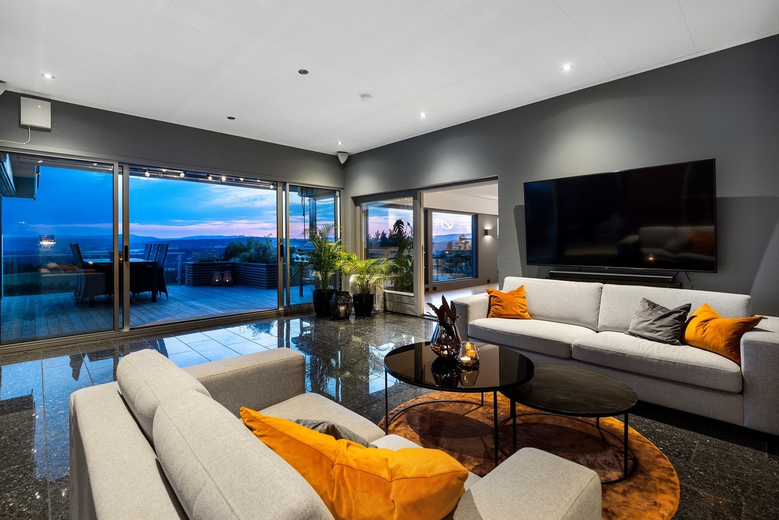 Fra stuen er det skyvedører til spa og treningsavdeling, terrasse og kjøkkenavdelingen. Galleribilde