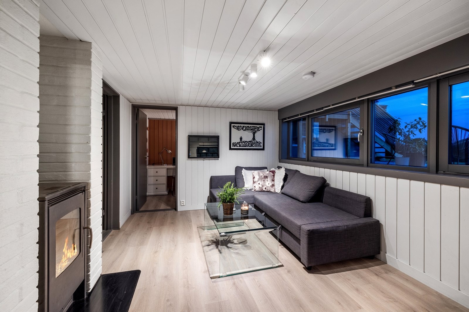 Innenfor den store forstuen kommer man til en koselig tilbaketrukket kjellerstue med ildsted. Galleribilde