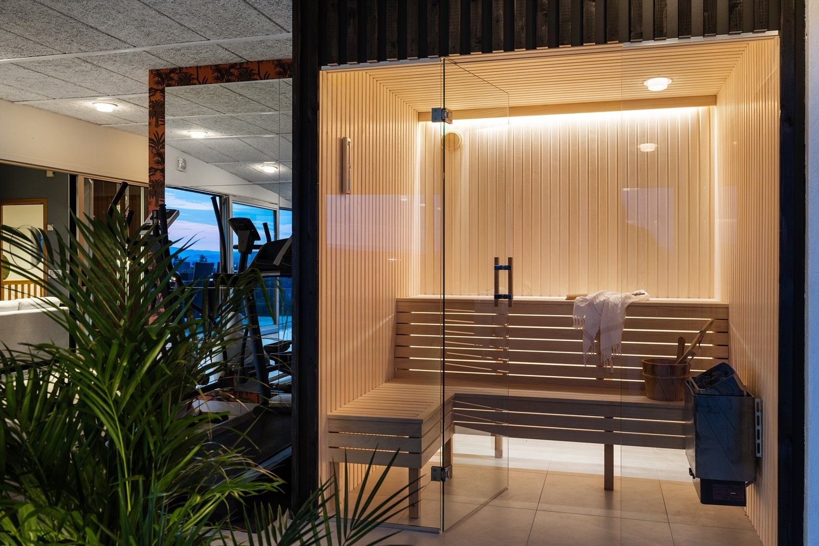 Saunaen er også vinklet mot utsikten. Denne er plassbygget og her er det benyttet kvistfri osp for høyest mulig kvalitet. Galleribilde