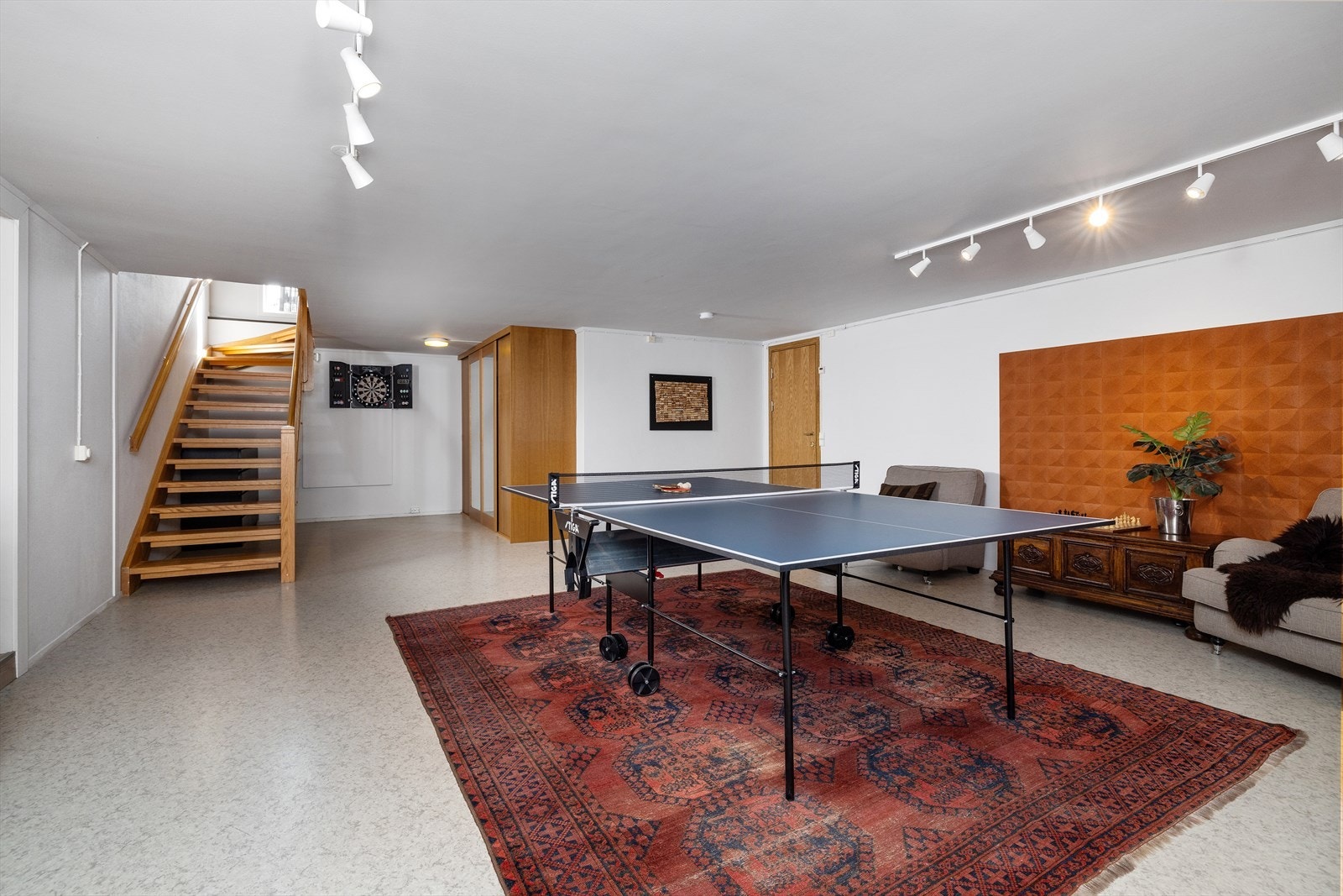 Fra hallen er det åpen trapp ned til sokkeletasjen. Galleribilde