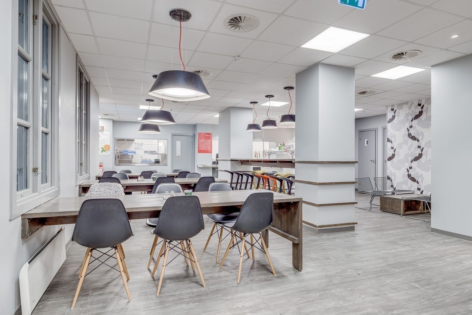 Kantinen i bygget har varm mat, salatbar og baguetter Galleribilde