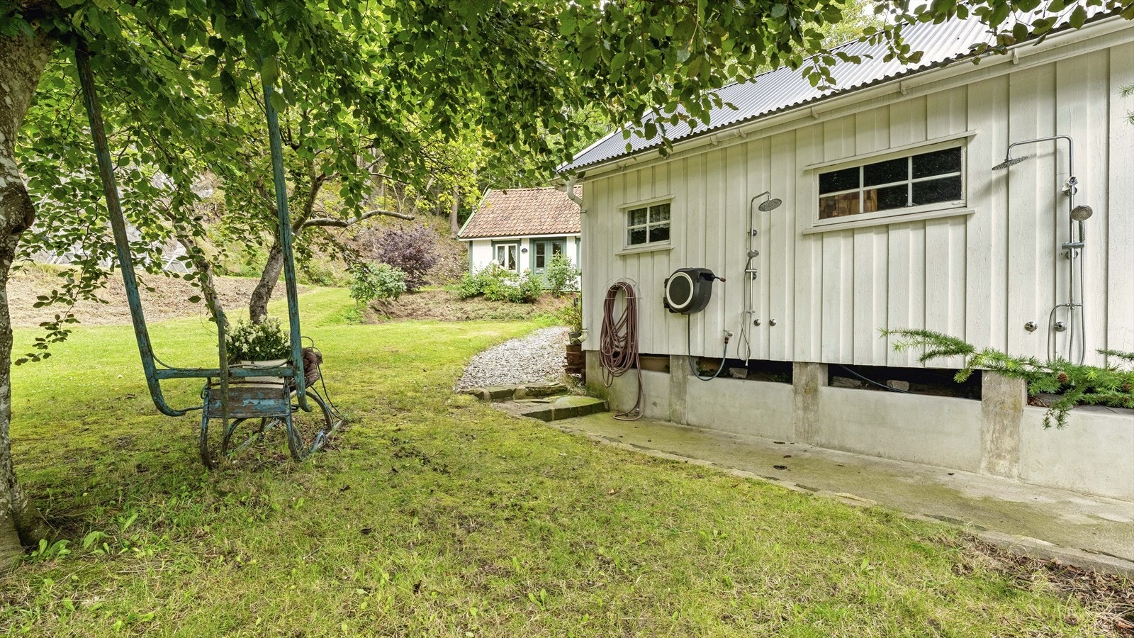 På redskapsboden er det montert to utedusjer Galleribilde