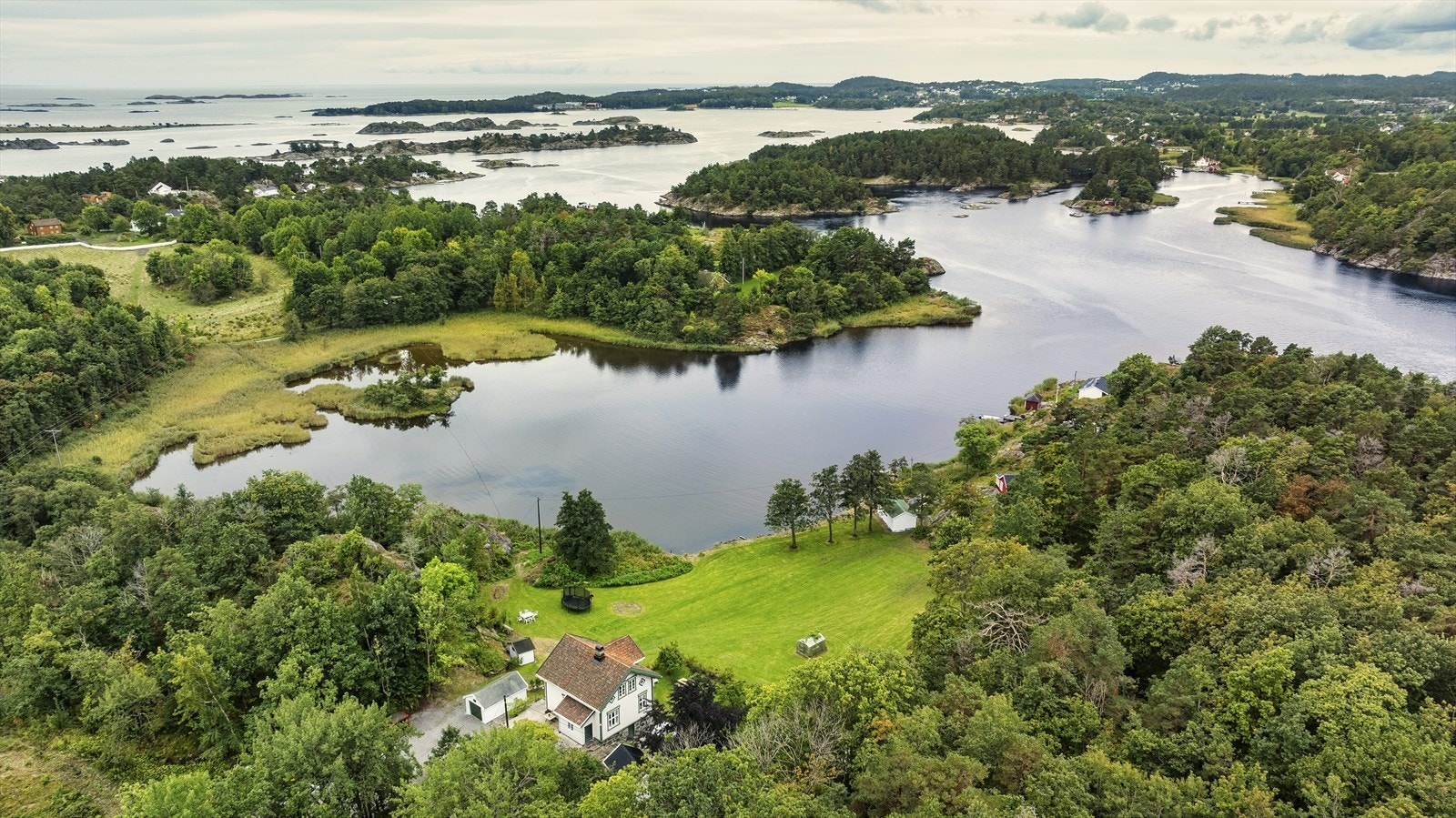 Hvis man tar båten ut mot havet er det flere flotte holmer Galleribilde