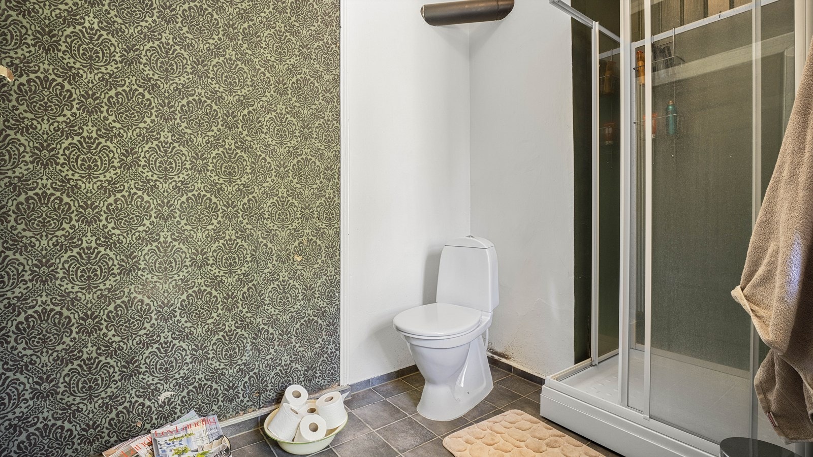 Den flotte tapeten på veggen er trolig original Galleribilde