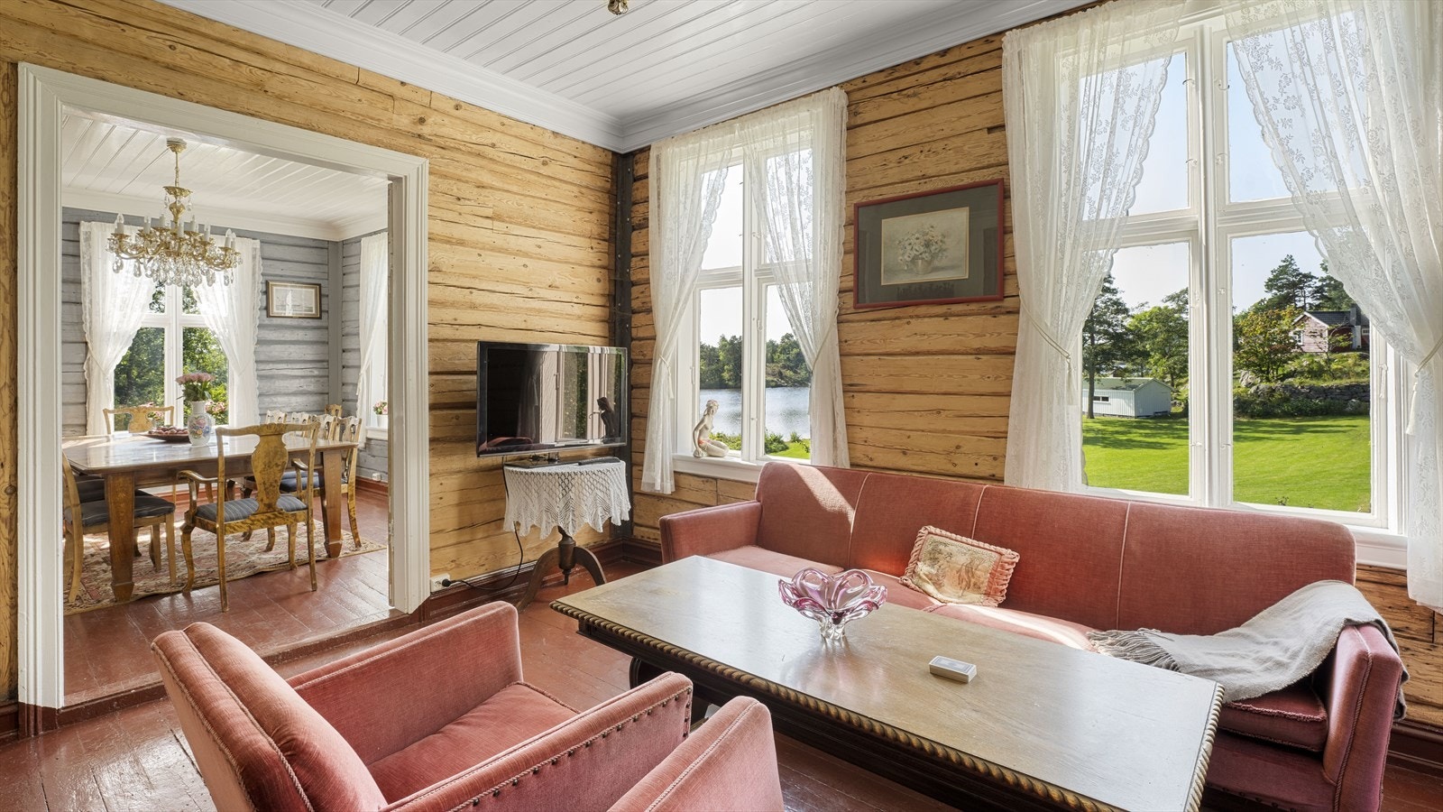 Fra spisestuen er det adkomst til penstue gjennom doble fløydører Galleribilde