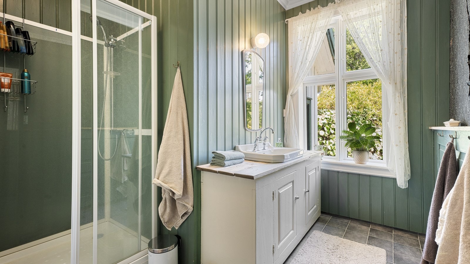 Pent bad med materialer og detaljer som passer huset. Galleribilde