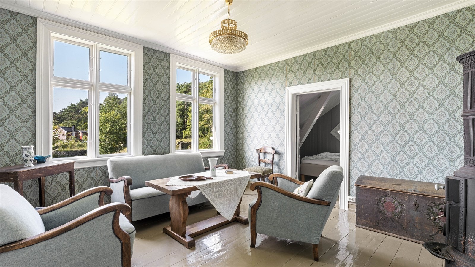 Loftstuen er innbydende og har god plass til møblement Galleribilde