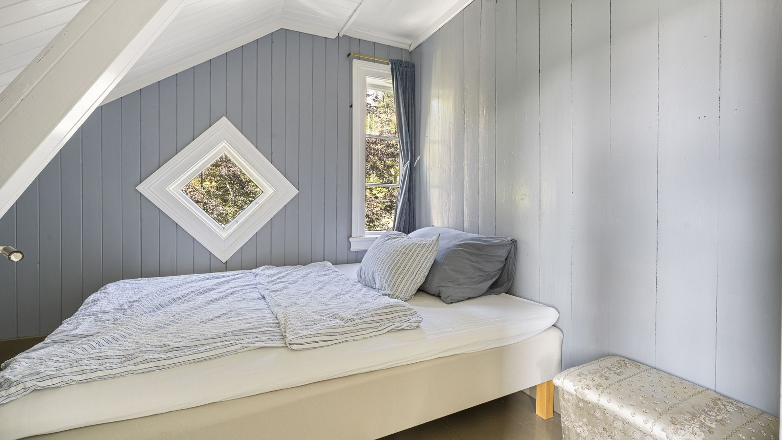 Det blå rommet har også god plass til dobbeltseng og øvrig møblement Galleribilde