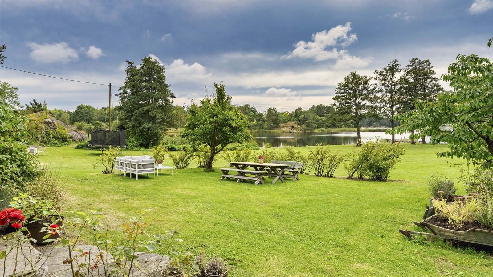 I hagen foran er det god plass til møblement Galleribilde