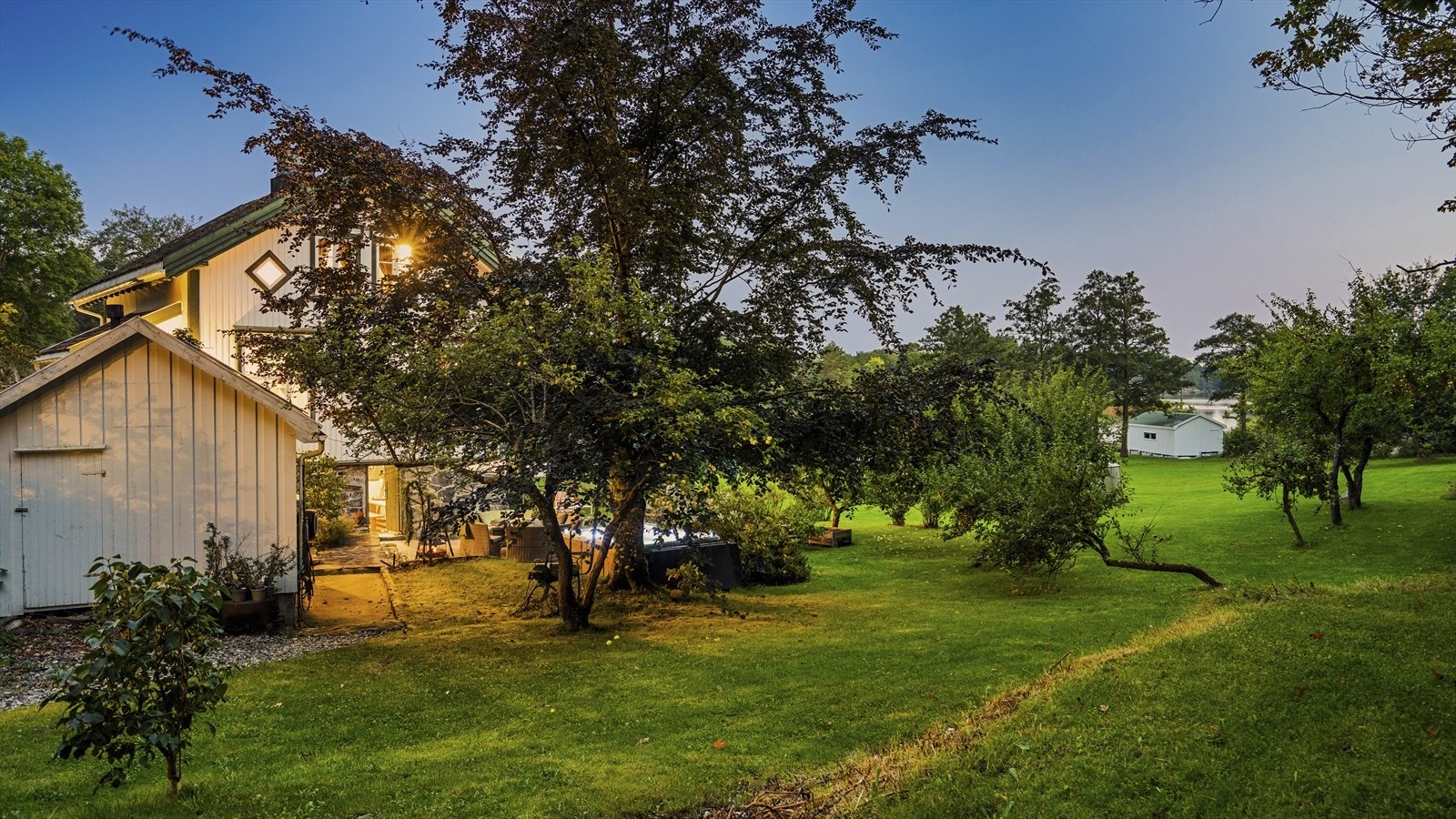 Rett rundt huset er det definert en intim del av hage med sittegrupper, prydbusker og trær. Galleribilde