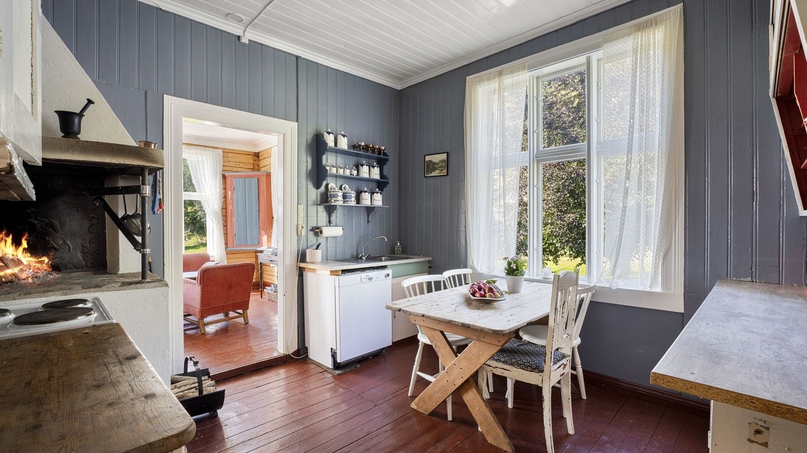 På kjøkkenet er det rikelig med plass til spisegruppe Galleribilde