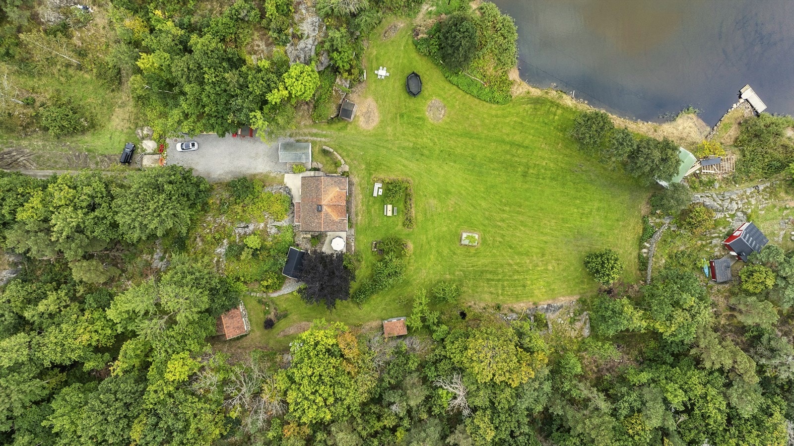 Det er ellers god biloppstillingsplass på tomten Galleribilde