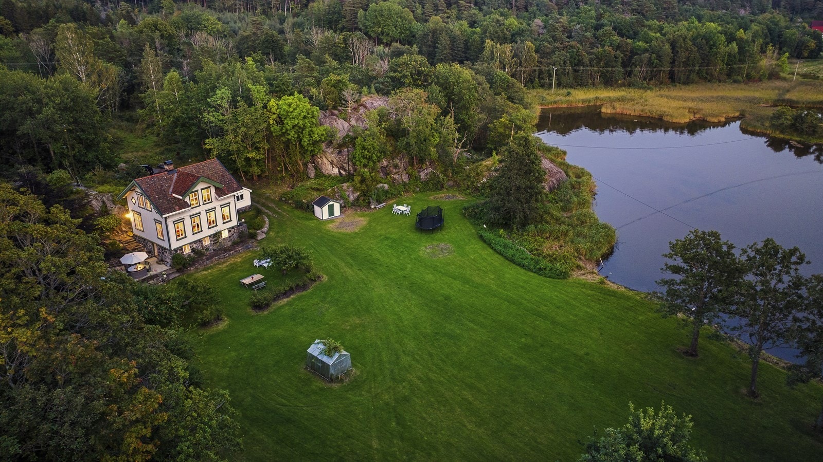 Eiendommen har et fantastisk uteområde som har blitt oppgradert de siste årene Galleribilde