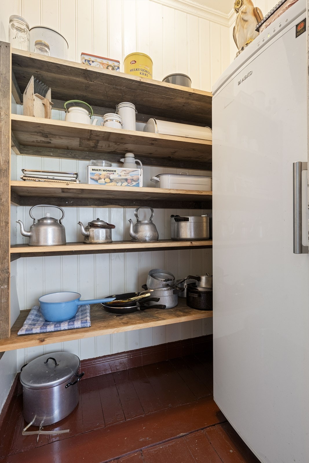 Fra kjøkkenet er det adkomst til praktisk matbod Galleribilde