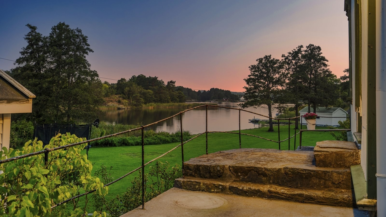 Tomten ligger tilbaketrukket fra båttrafikk Galleribilde