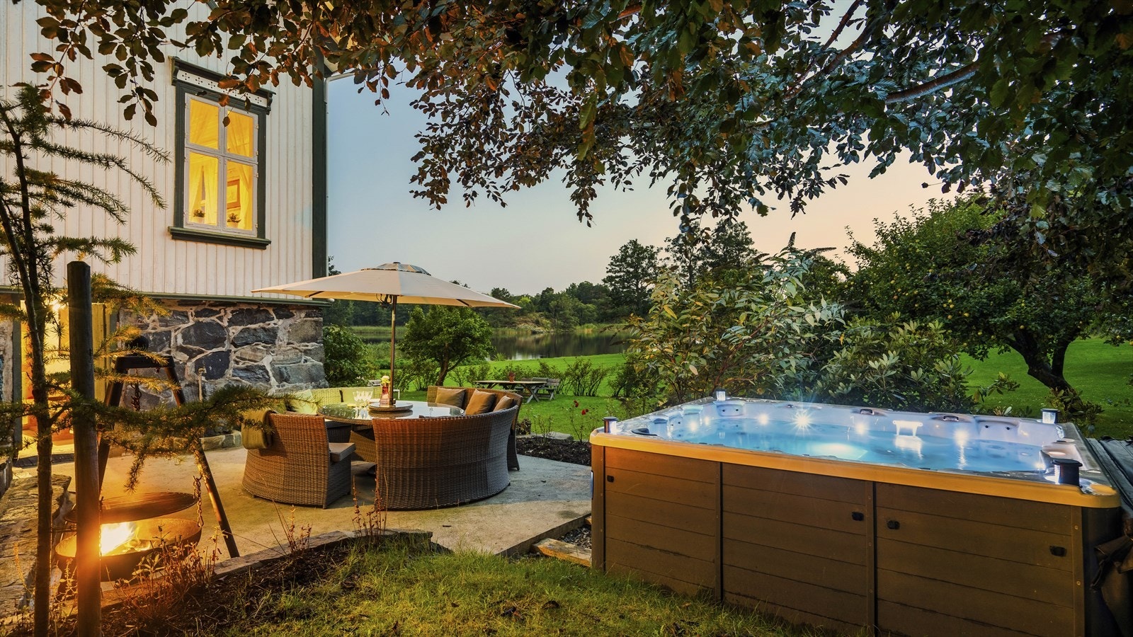 Fra de fleste sonene er det flott utsikt over vannspeilet Galleribilde