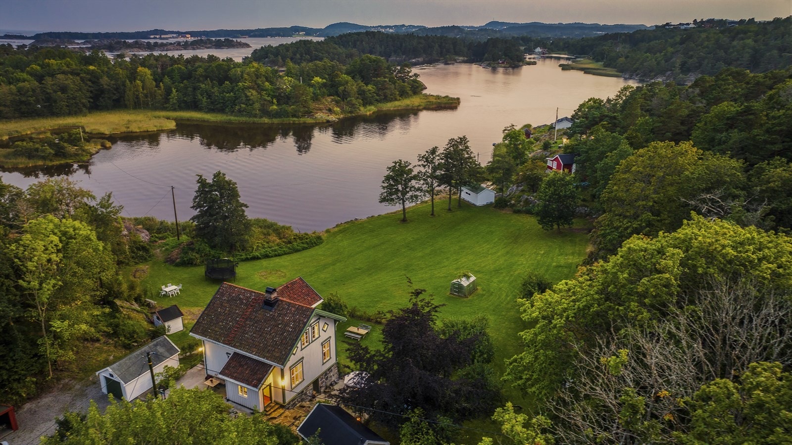 På eiendommen står det båthus/sjøbod, garasje, redskapsbod og anneks Galleribilde