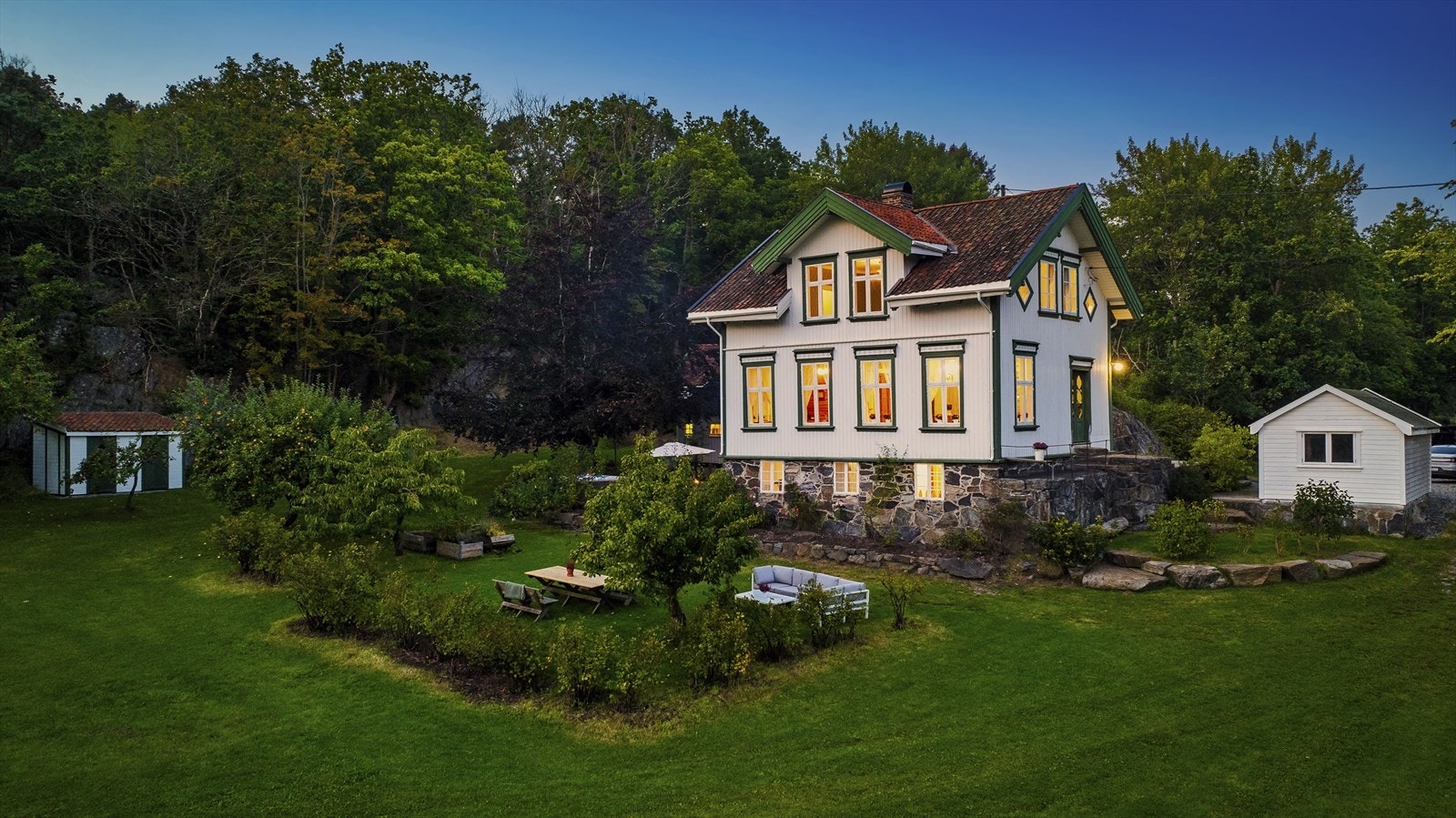 Eiendommen har en idyllisk beliggenhet like ved grensen mellom elv og sjø på utsiden av Natvig. Galleribilde