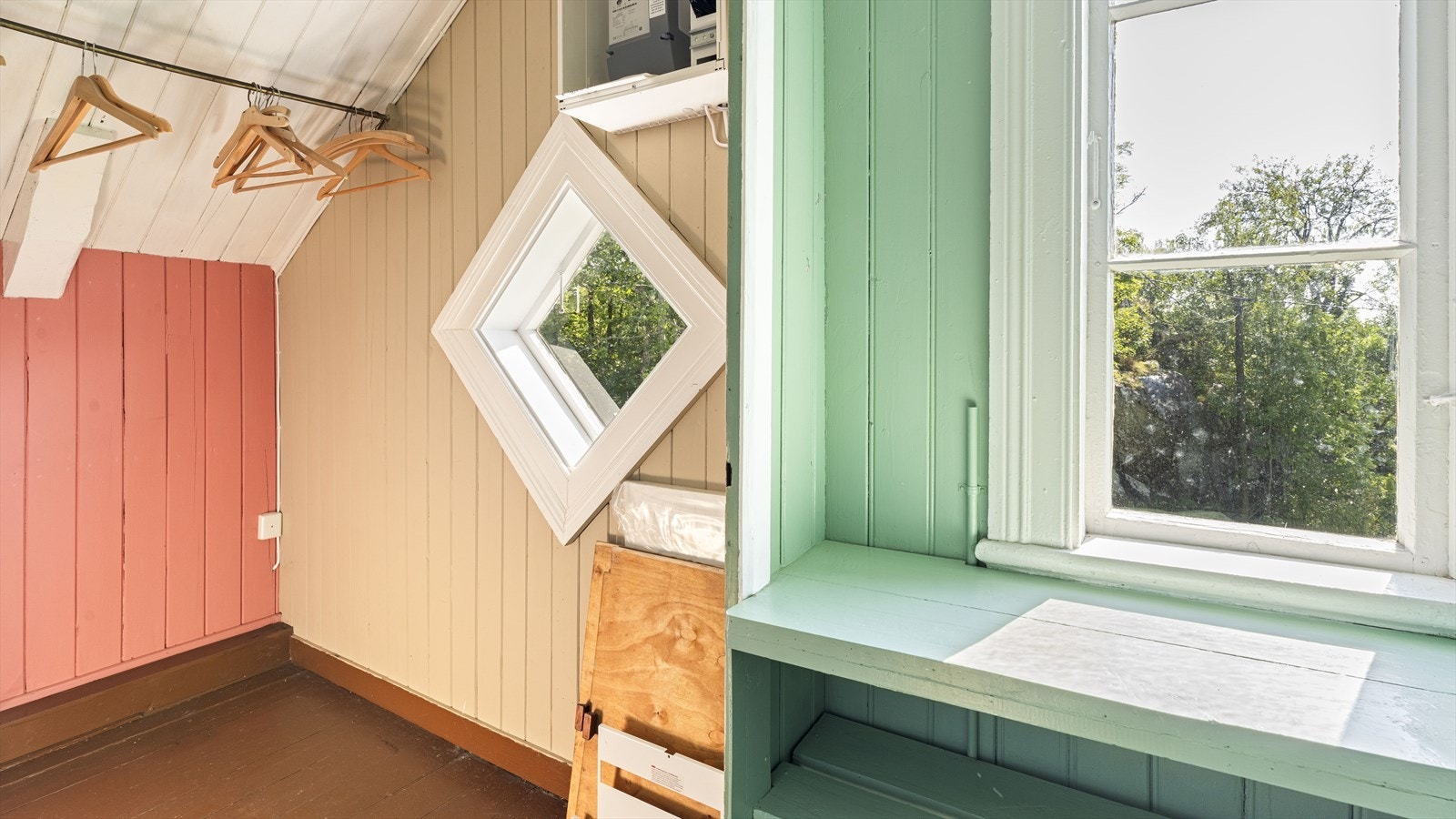 På toppen av trappen er det et praktisk oppbevaringsrom Galleribilde