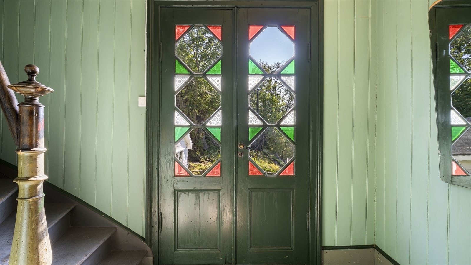 Nydelig tofløyet inngangsdør med fargede glassruter Galleribilde