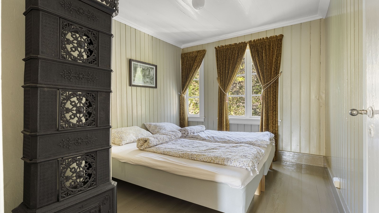 Romslig soverom med flott etasjeovn Galleribilde