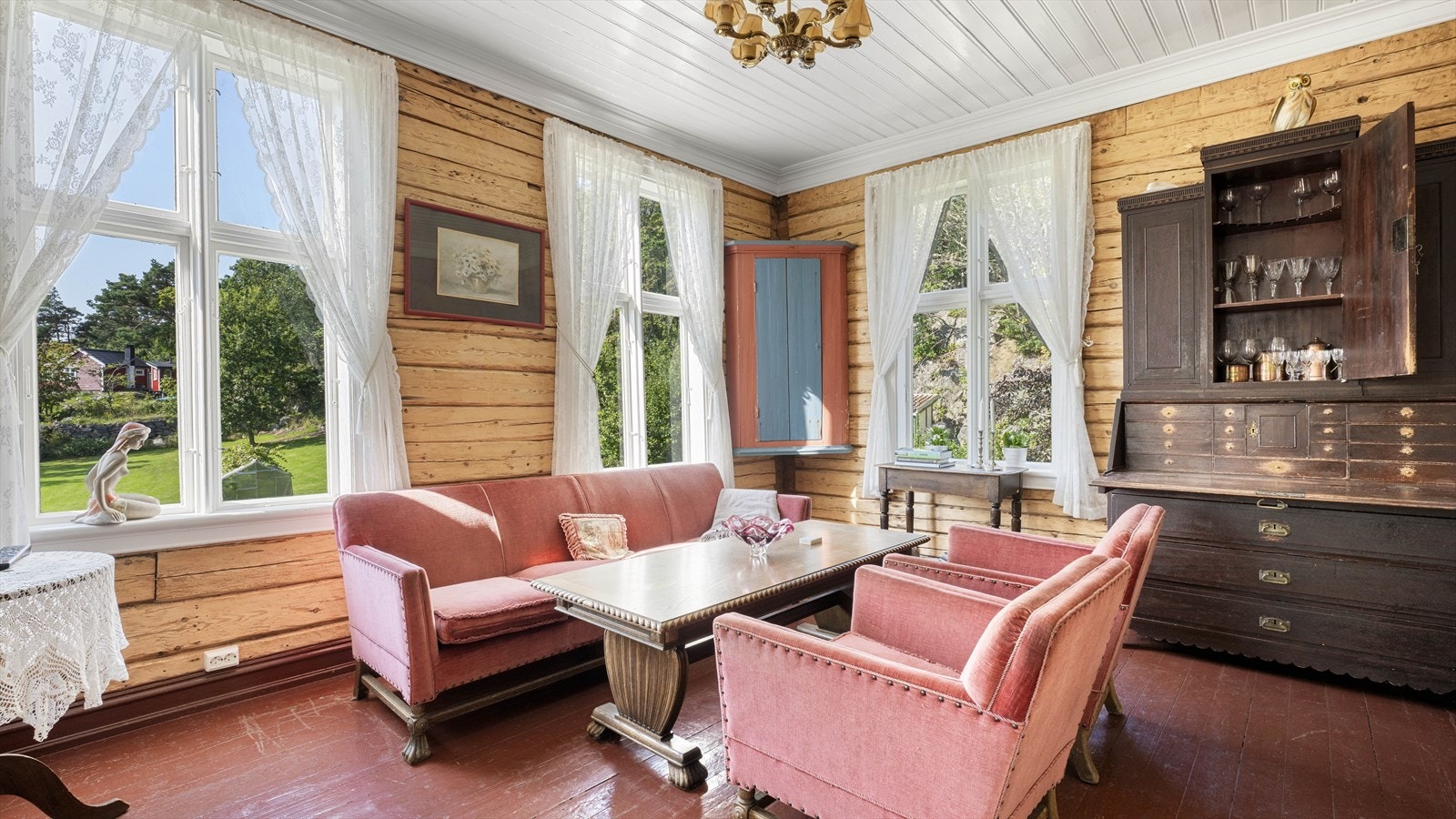 De store klassiske vinduene gir godt med naturlig lys og et hyggelig utsyn mot hagen Galleribilde