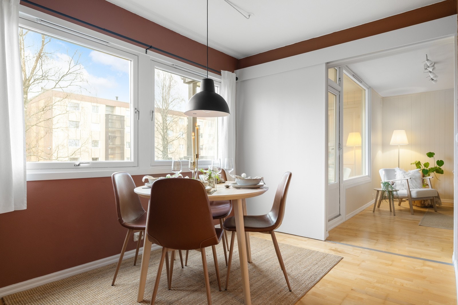 Det er god plass til spisebord i overgangen mellom stue og kjøkken. Galleribilde