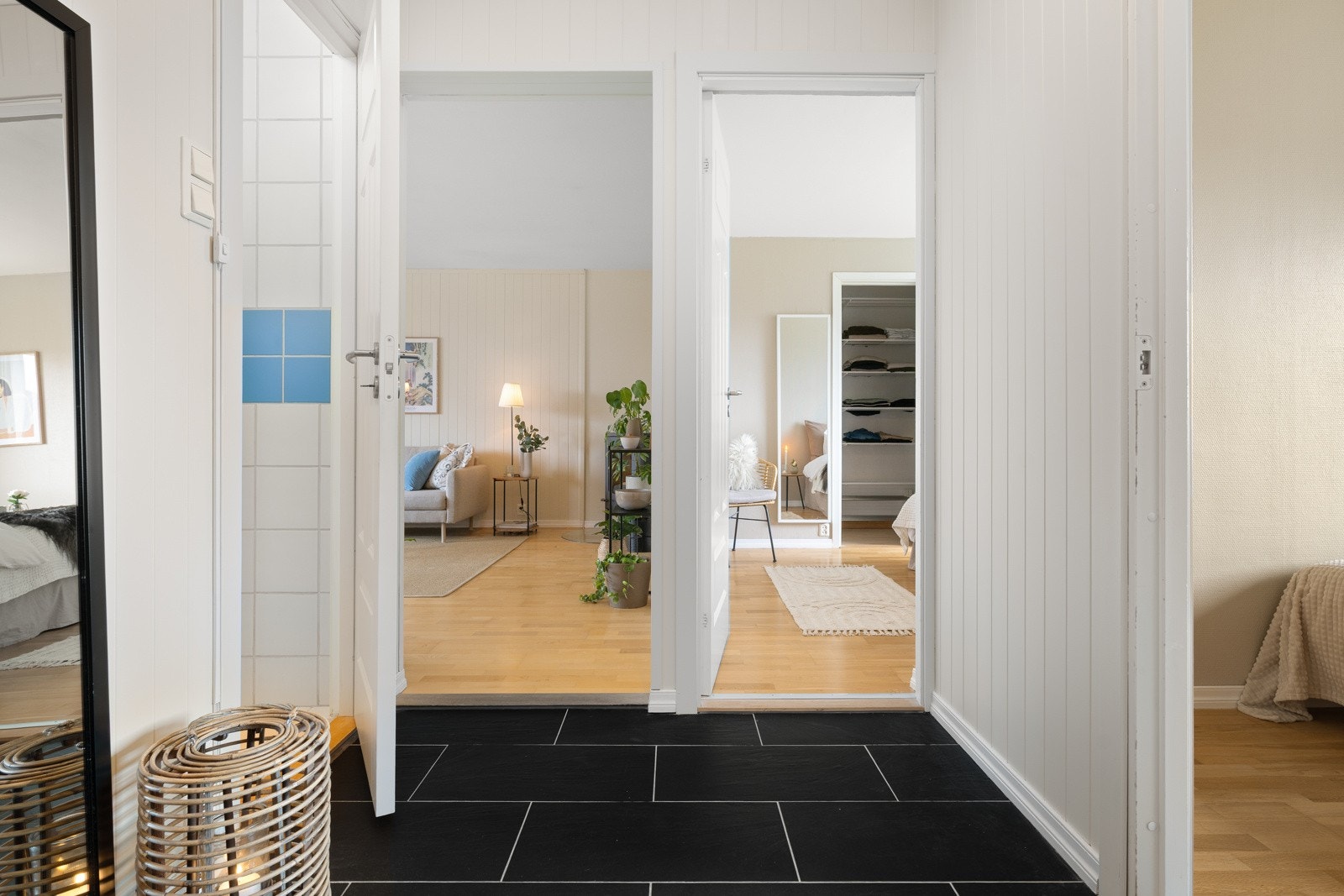 Herfra er det adkomst til øvrige rom og naturlig overgang til stuearealet. Galleribilde