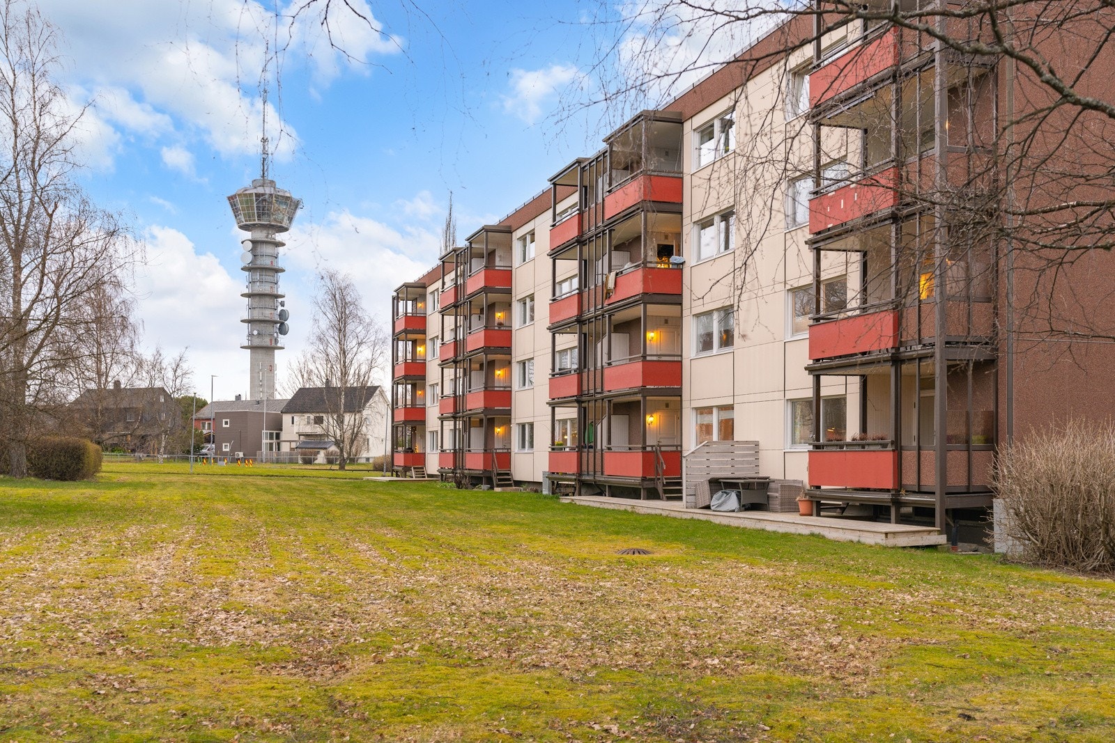 Blusuvold Borettslag ligger i et attraktivt og sentralt boområde like ved Tyholttårnet i Trondheim. Her bor man med gangavstand til dagligvare, treningssenter og et godt kollektivtilbud. Galleribilde