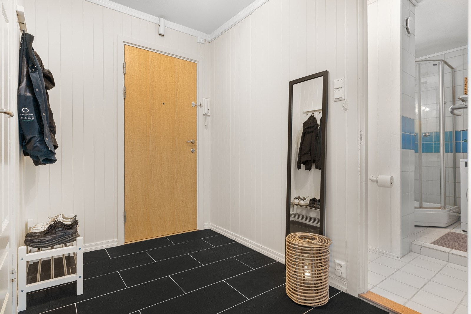 Du blir møtt av et romslig gangareal med god plass til oppbevaring av klær og sko. Galleribilde