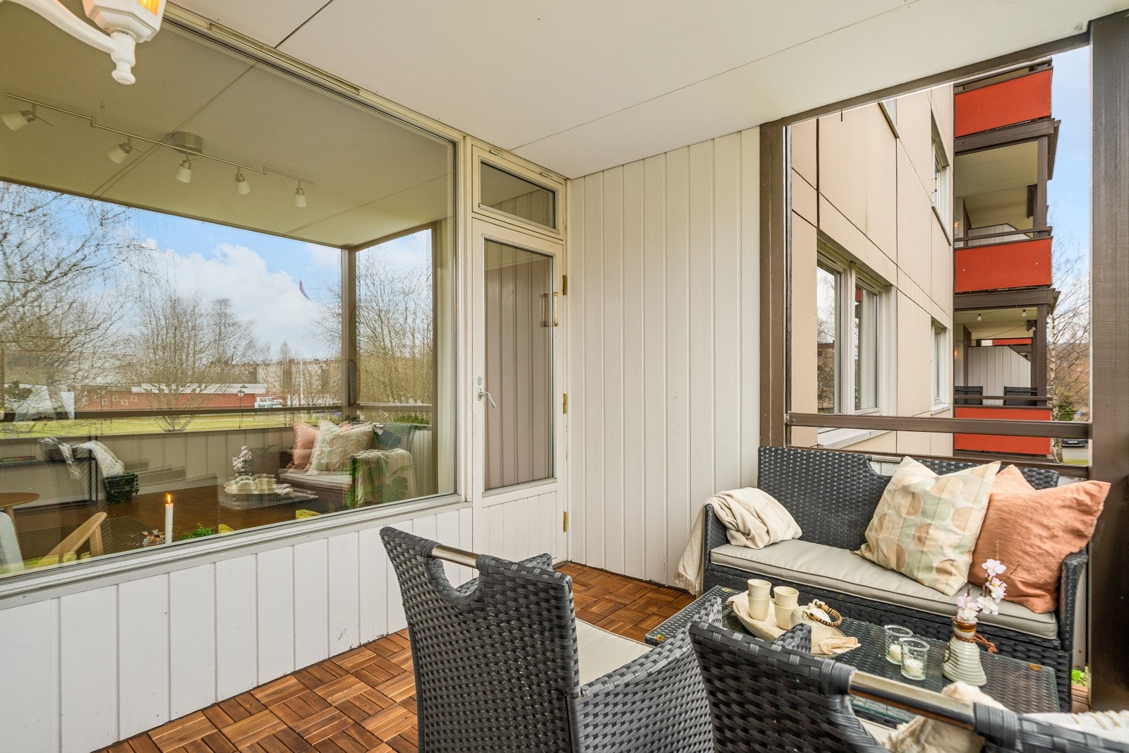 Uteplassen er belagt med terrassefliser og har god plass til sittegruppe. Galleribilde