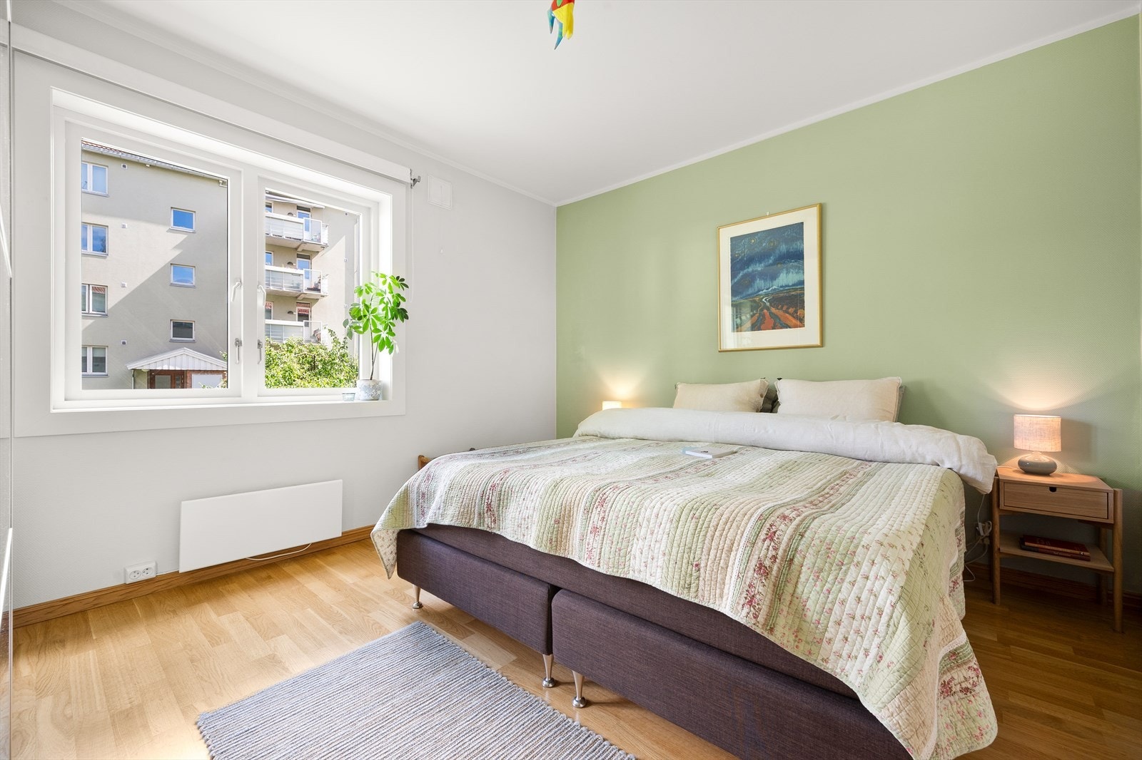 På hovedsoverommet er det god plass til dobbeltseng, nattbord og skyvedørsgarderobe langs den ene veggen. Galleribilde
