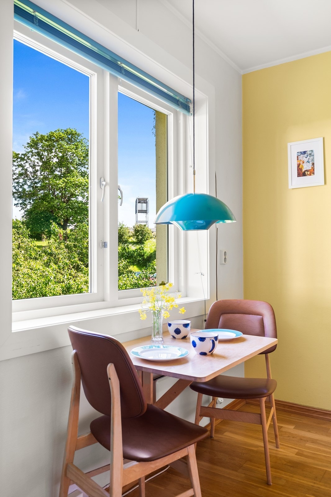 Fra kjøkkenvinduet får du inn morgensolen. Galleribilde