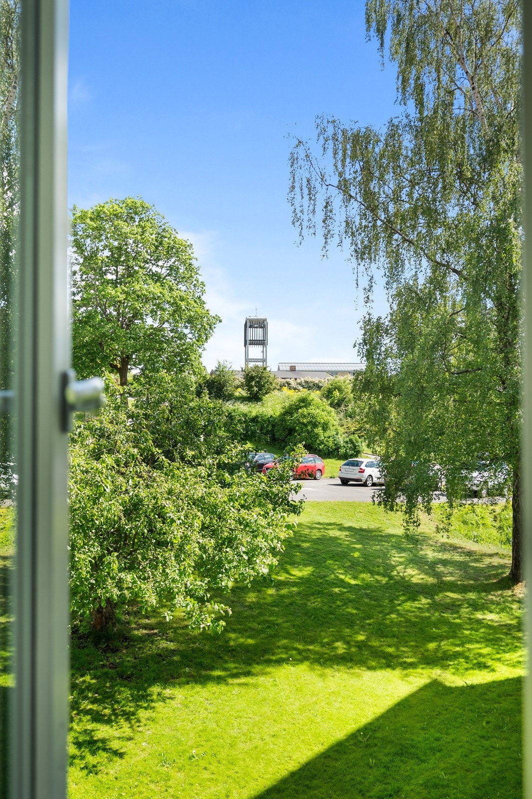 Her bor du midt i et parkliknende landskap med velstelte plenområder, gamle trær og fargerike blomsterbed. Galleribilde