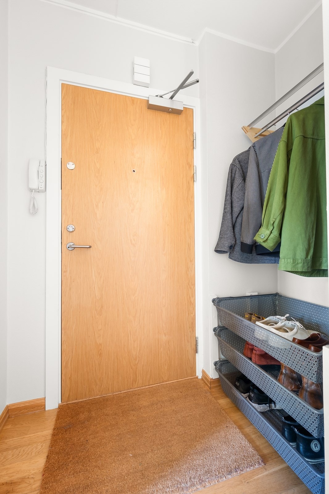 Velkommen inn! Her får du et umiddelbart godt og riktig førsteinntrykk. I gangen er det plass til knagger og skohylle for oppbevaring av yttertøy. Galleribilde