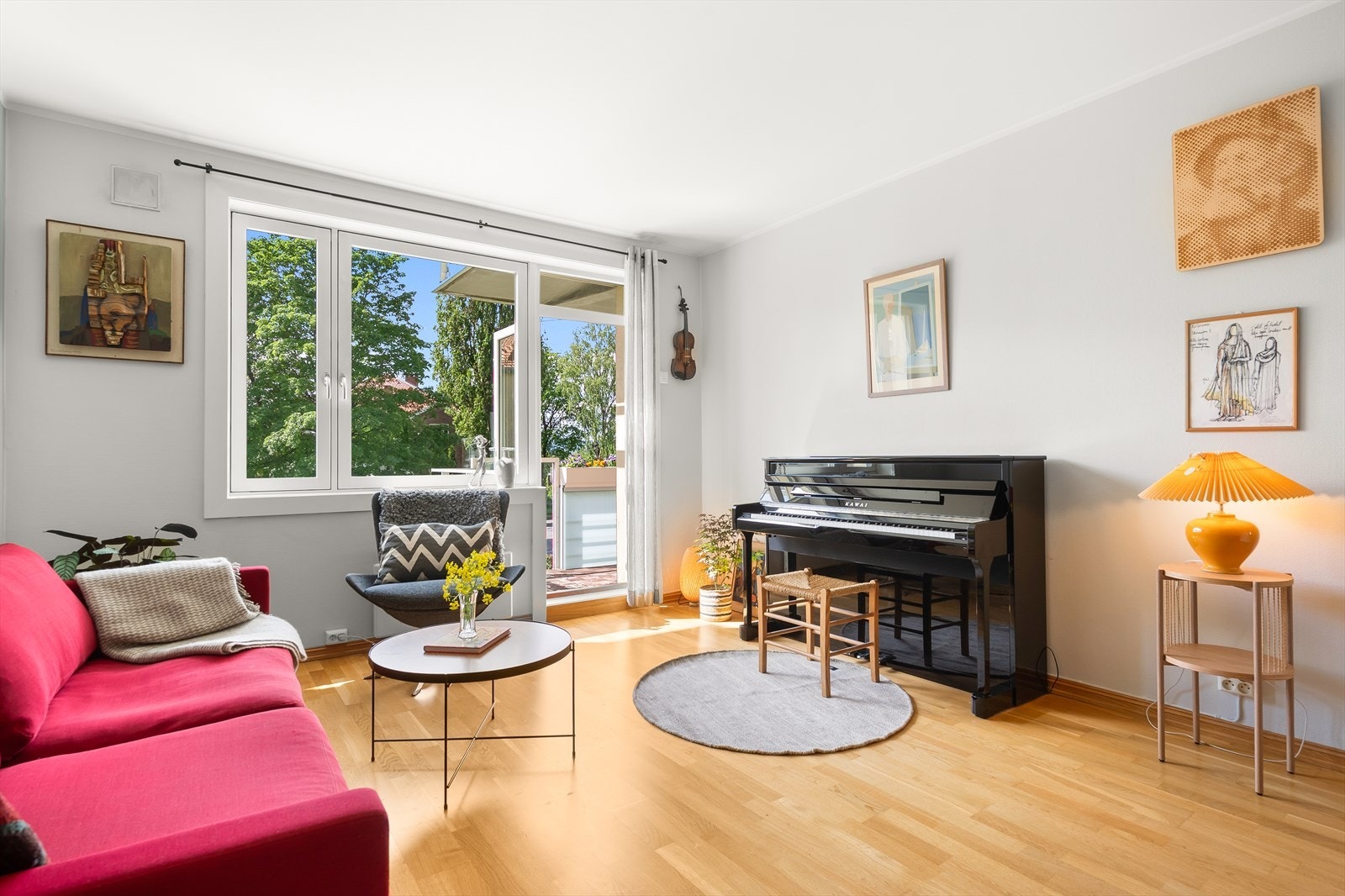 Lys og innbydende stue av god størrelse. Galleribilde