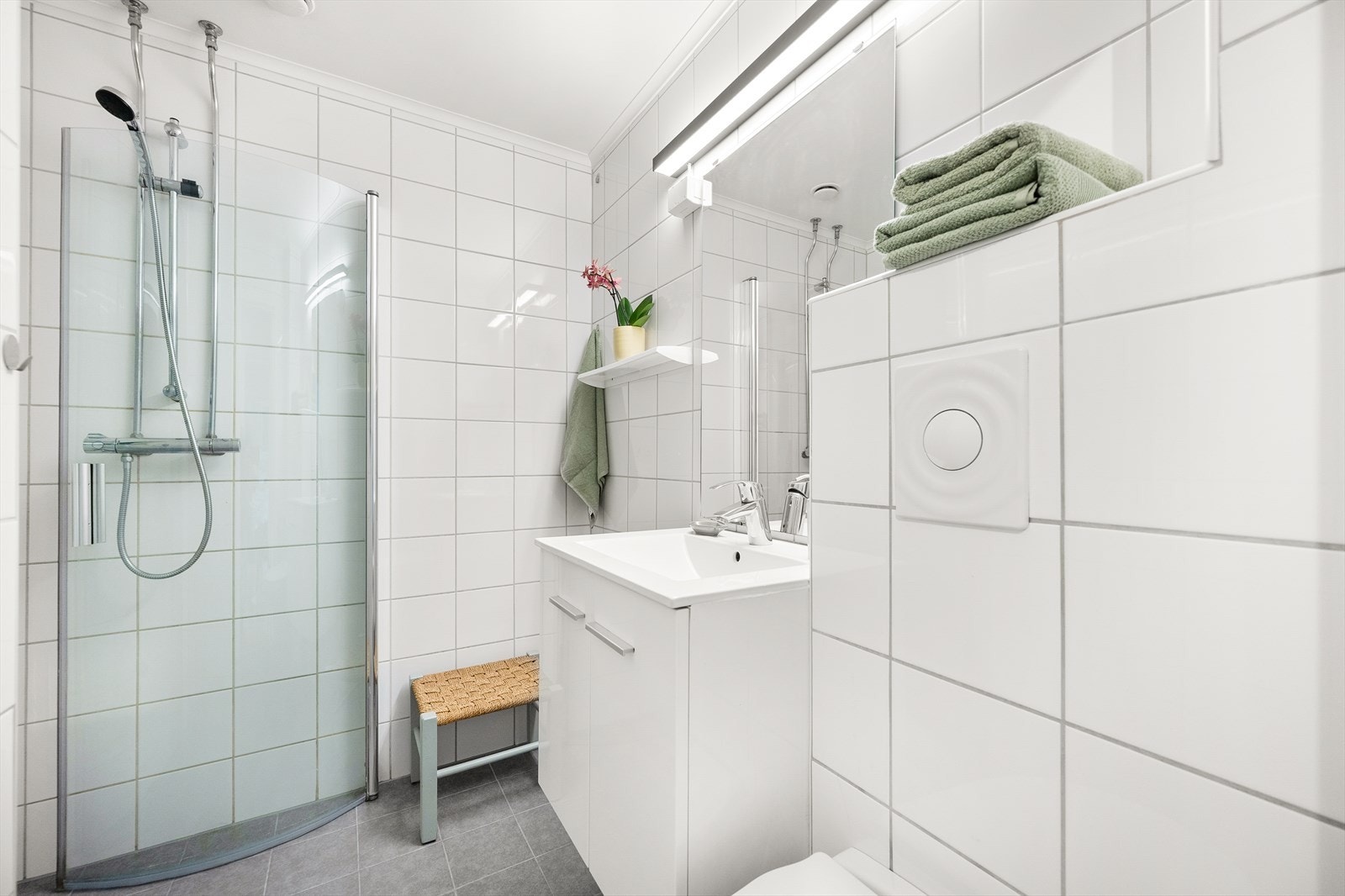 Badet er oppgradert i 2025 med nye varmekabler og gulvfliser. Galleribilde