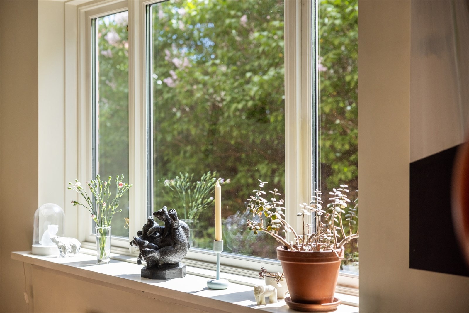 - Leiligheten har vinduer på 3 sider som gjør leiligheten svært lys. Her er det utsikt mot nabohagene - Galleribilde