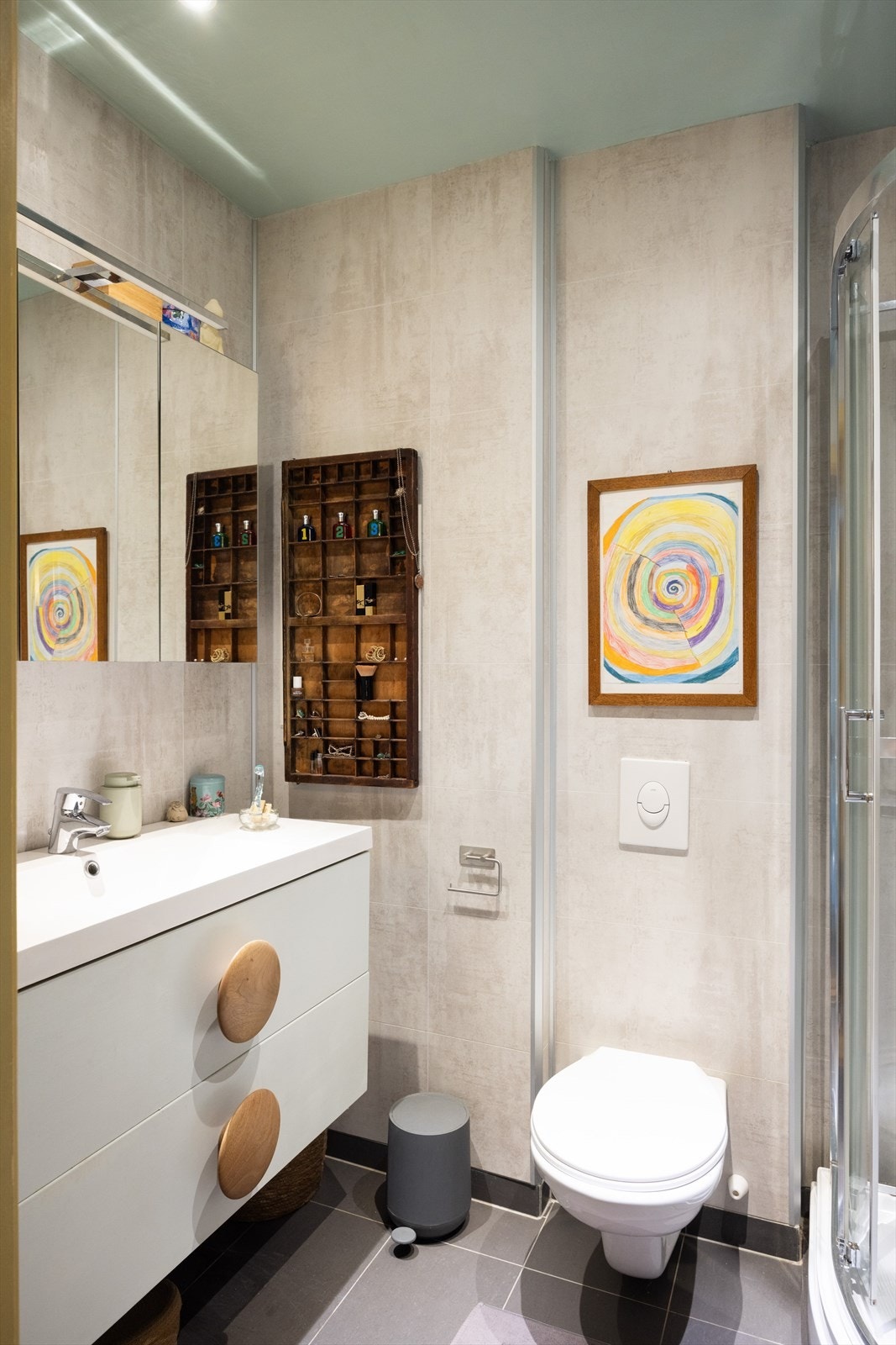 - Baderommet er innredet med vegghengt klosett, servant nedfelt i innredning og dusjkabinett - Galleribilde