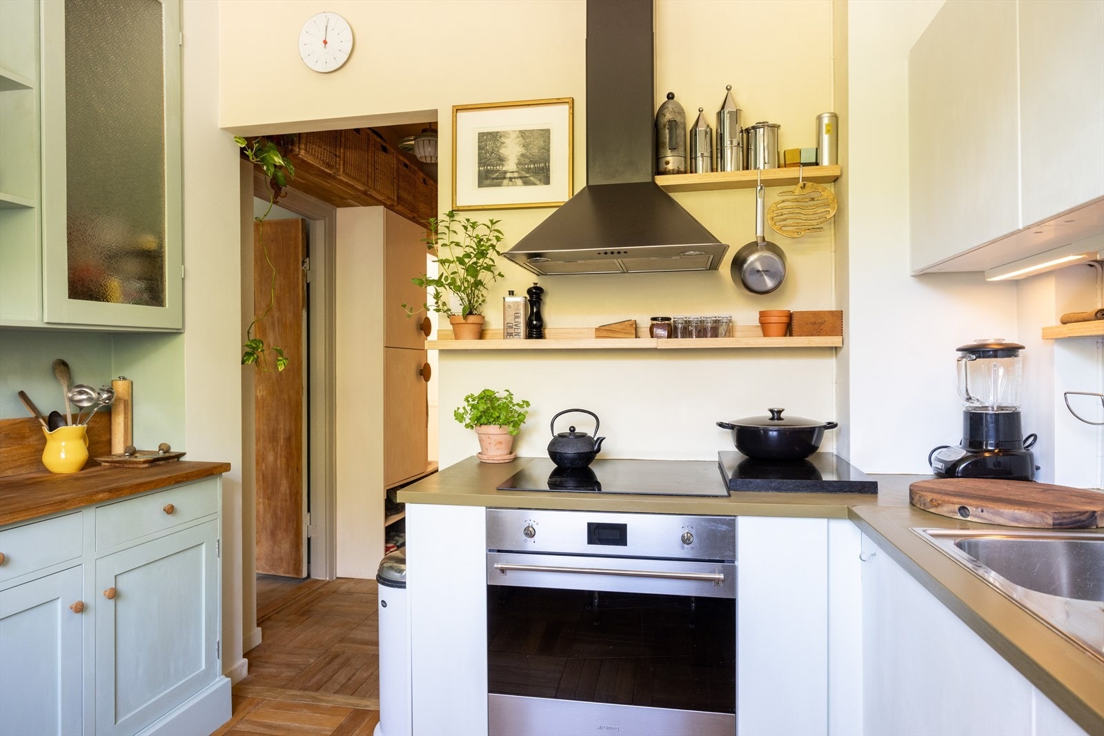 - Kjøkkeninnredning med glatte fronter overskap og laminat benkeplate med nedfelt vaskekum - Galleribilde