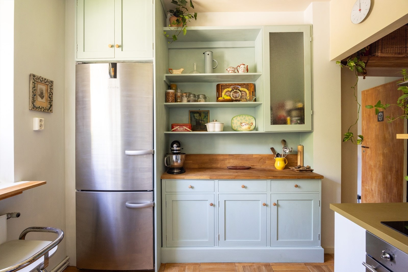 - Deler av kjøkken er fra IKEA fra ca. 2017 og resten er plassbygd fra 2025 - Galleribilde