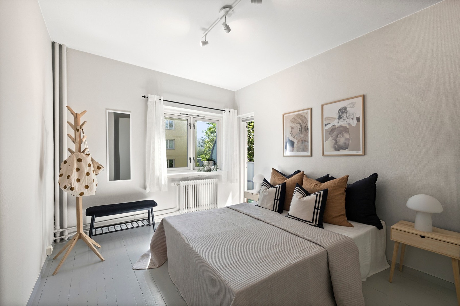 Soverommet er stort, og har plass til dobbeltseng, garderobeskap etc. Galleribilde